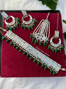 Green choker / necklace set in mirror with Passa