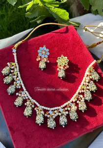 Green choker / necklace set in mirror with tumbler beads- n49