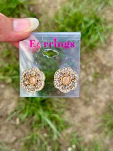 Golden stud earrings - J28