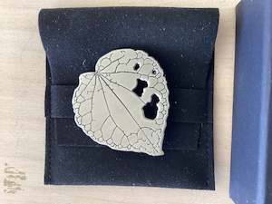 Jewellery: Kawakawa brooch - Manawa Creative