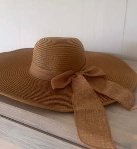 Accessories: Large brim straw hat