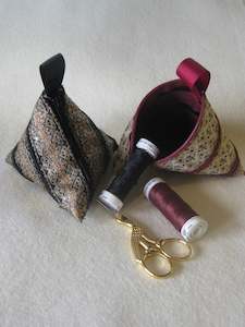 Kits: Almeria - a pyramid purse