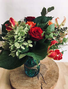 Bouquets: Jar with wild posy