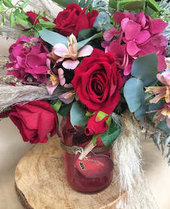 Romance Anniversary: Wild love posy in Mason jar