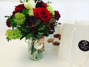 Noel - Christmas Posy, Vase & Chocolate gift pack