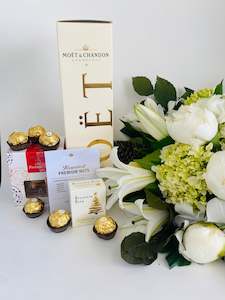 Christmas: White Christmas Bouquet & Moet Gift Pack