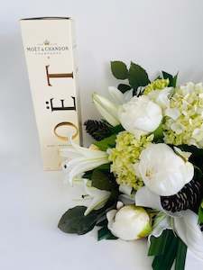 Christmas: White Christmas Bouquet & Moet