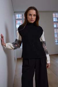 Rue De Femme: RUE DE FEMME GISELLE KNIT VEST-BLACK