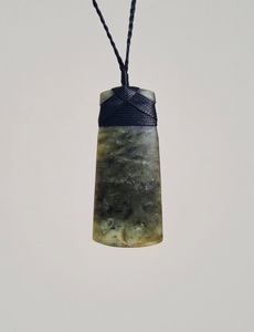 Products: Large Pounamu Toki – Tuhuru Taonga