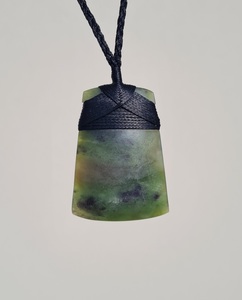 Products: Pounamu Toki – Tuhuru Taonga