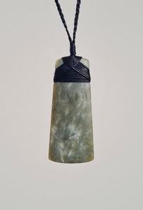 Large Pounamu Toki – Tuhuru Taonga