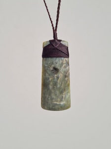 Large Pounamu Toki – Tuhuru Taonga