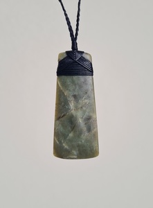 Large Pounamu Toki – Tuhuru Taonga