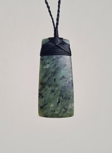 Large Pounamu Toki – Tuhuru Taonga