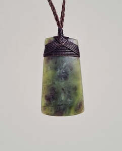 Pounamu Toki – Tuhuru Taonga