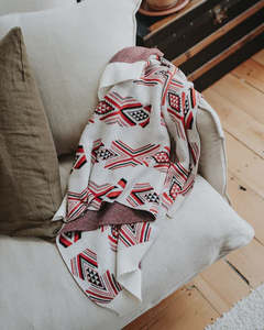 Hawaiiki Pepi - Throw Blanket Niho Paraikete - Red