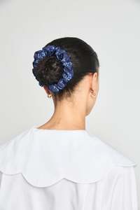 Mini scrunchie - Navy posy
