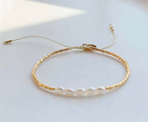 Bracelets: Seed bead pearl bracelet