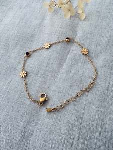 Daisy charm bracelet