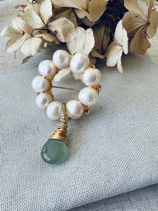 Droplet pearl stock pin brooch