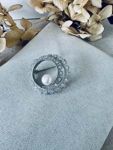 Equestrian: Swirl stock pin brooch