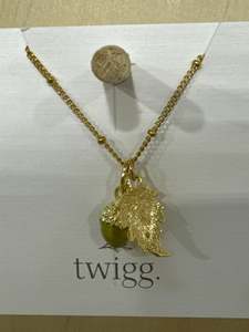 Photography: Acorn leaf necklace