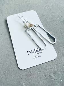 CHEMISTRY Pearl D Earrings