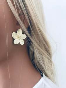 Capsule Edit: Fleur earring