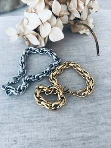 Curled chain bracelet