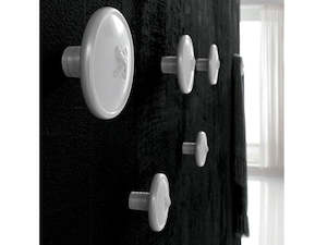 Coat Hangers: BOTTONE