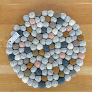 Kitchen: Felted Ball Pot Stand