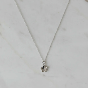 gifts for her: Sophie Super Daisy Day Necklace