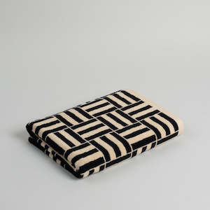 Baina: Willis Organic Cotton Pool Towel | Sand & Noir