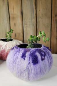 ball vase: Cute, cosy vase in purple, lavender color. One of a kind made of Merino wool. Fluffy succulent planter or jewelry box.