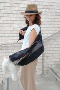 A Huia bird feather as a scarf, icon of New Zealand, Give as a token of friendsh&hellip;