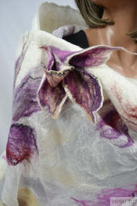 White with violet woolen brooch 4222