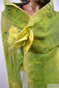 Accesories: Green woolen brooch 4221