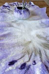 Home Decor: Lavender table runner to provencal style, French Country decor handmade in double side. Wool in natural cream and purple. Timeless appearl.