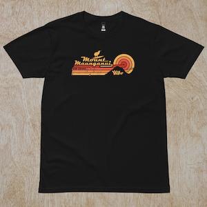 Mount Maunganui Classic Retro - Men's staple tee