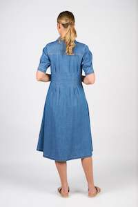 Vassalli: 6114-Shaped Waist Button-Up Dress with Pockets