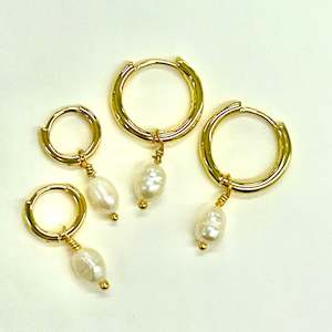Ruby Tuesday: Ruby Tuesday Mini Pearl Hoops - Gold