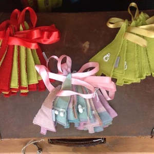 General: Wool Christmas Tree Bunting: pink pom pom