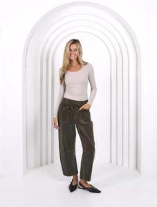 Monaco Jeans: LEO BARREL JEANS CORDUROY - FOREST MOSS