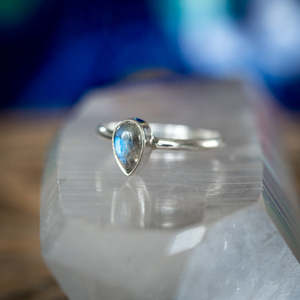 Labradorite: Labradorite Pear Ring