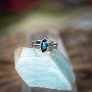 Labradorite: Three Shank Labradorite Ring