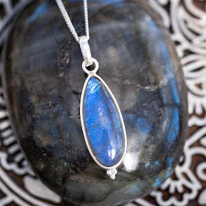 Labradorite: Elegant Labradorite Necklace