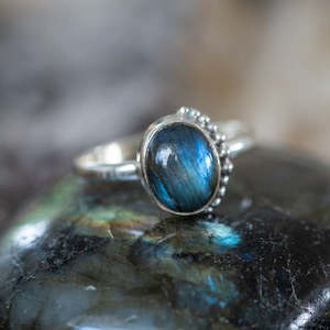 Labradorite: Rawa Labradorite Ring