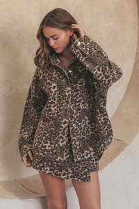 Ebby An I: Denim Shacket oversized  - Leopard Print