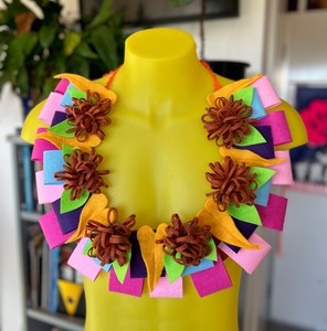 Salusalu: Felt Salusalu (Garland) – Brown Rosi / Mustard Leaves