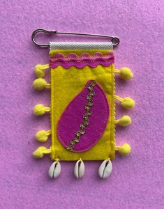 Little Studies Brooch – Cowrie Pom Pom